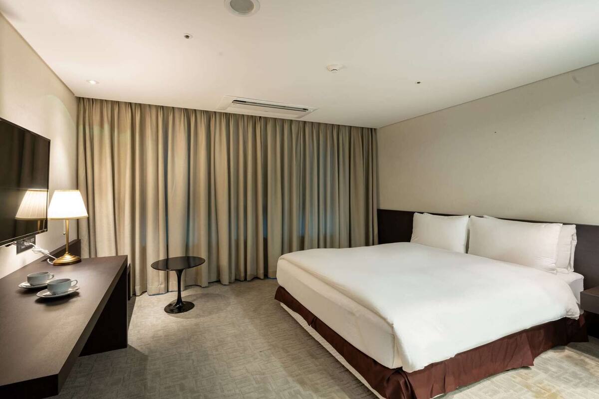 Premium bedding, in-room safe, desk, blackout drapes