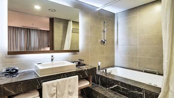 Suite (Hollywood bed) | Badezimmer | Duschwanne, kostenlose Toilettenartikel, Haartrockner, Bademäntel