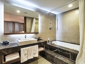 Suite (Hollywood bed) | Bathroom | Combined shower/bathtub, free toiletries, hair dryer, bathrobes