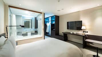 Deluxe Double Room | 1 bedroom, premium bedding, in-room safe, desk
