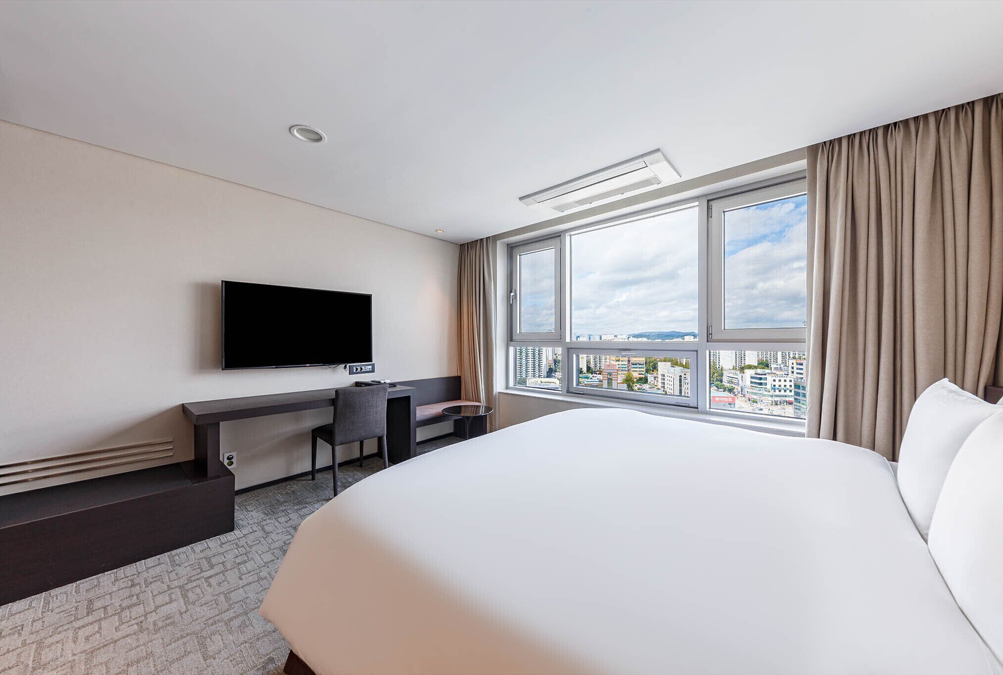 Premium bedding, in-room safe, desk, blackout curtains