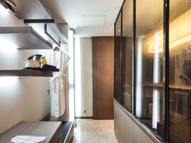 Ropa de cama de alta calidad y caja de seguridad en la habitación 