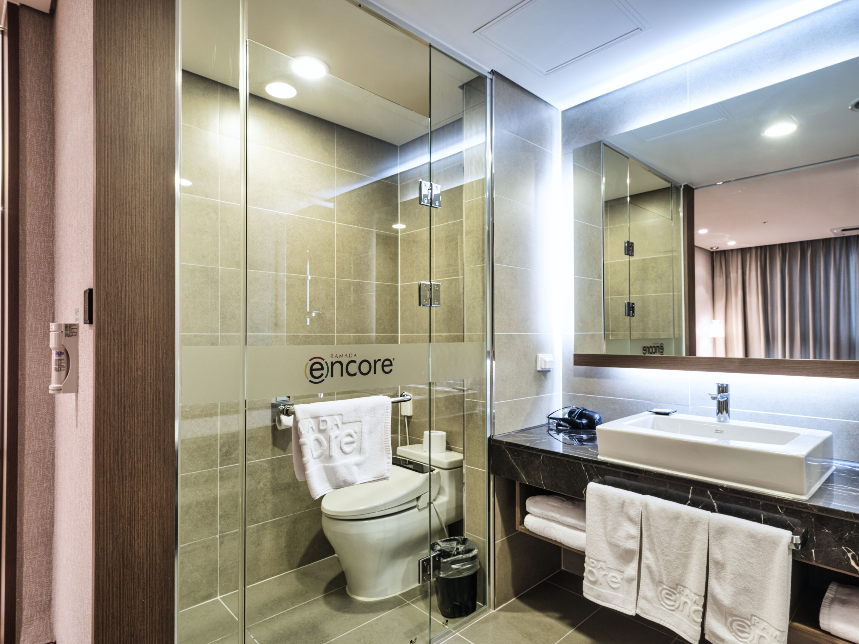 suite (hollywood bed) | bathroom | combined shower/bathtub, free toiletries, hair dryer, bathrobes