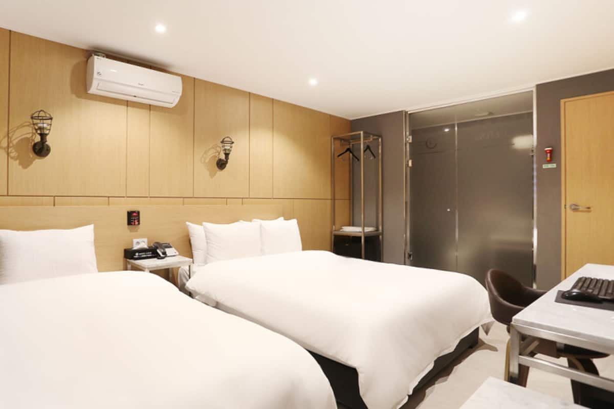 Twin Room, Shower (Netflix, Disney+, Watcha, Laftel Available) | Peralatan tempat tidur premium, peti besi dalam bilik, kalis bunyi