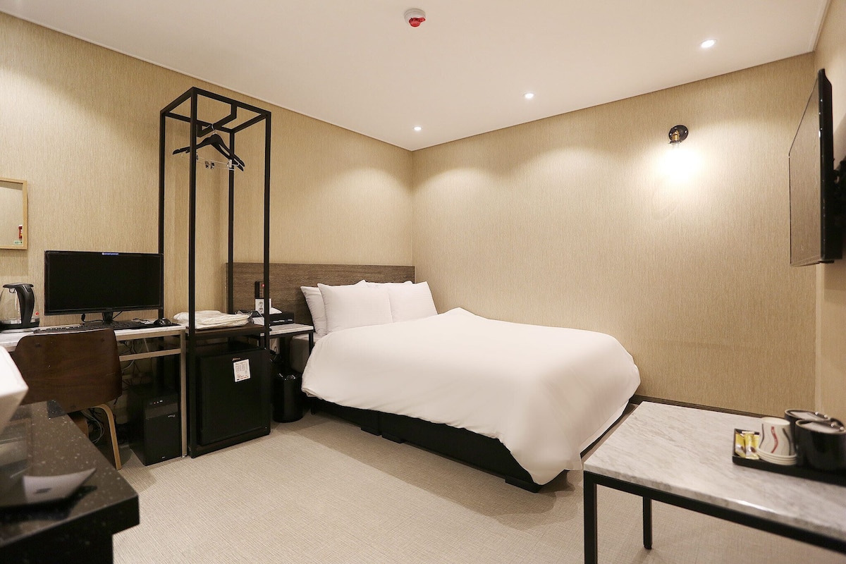 Standard Room A Type (Netflix, Disney+, Watcha, Laftel Available) | Peralatan tempat tidur premium, peti besi dalam bilik, kalis bunyi