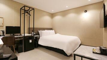 Habitació estàndard | Roba de llit d'alta qualitat i caixa forta a l'habitació