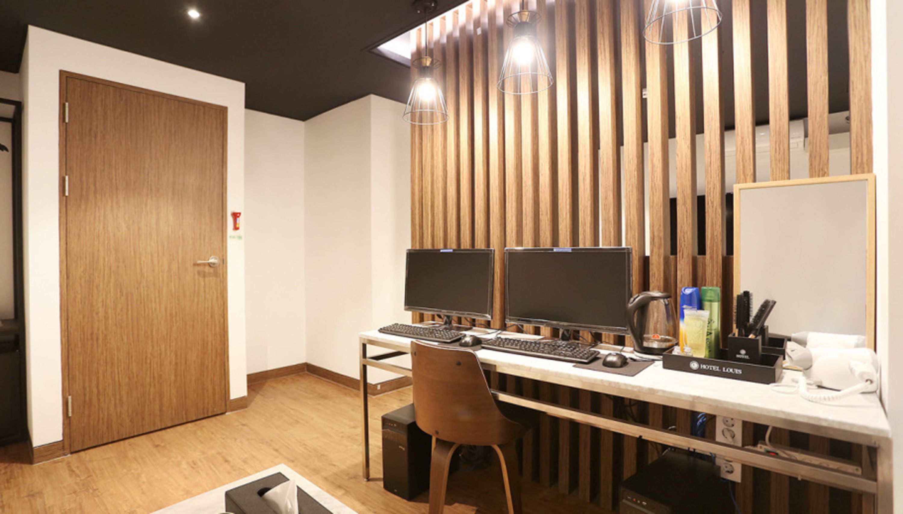 couple personal computer room (netflix, disney+, watcha, laftel available) | room amenity