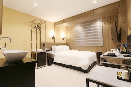 Ropa de cama de alta calidad y caja de seguridad en la habitación