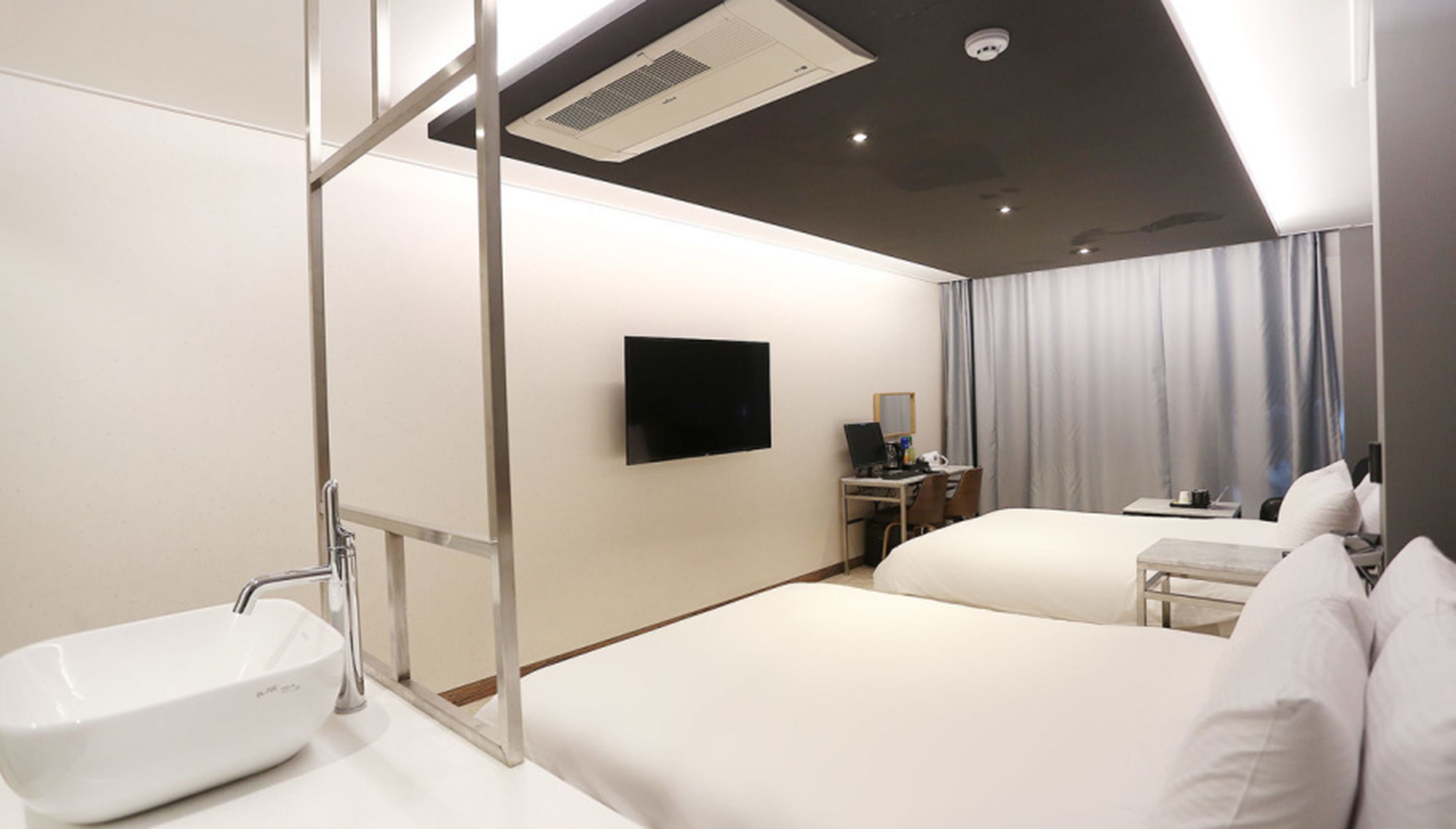 royal room (netflix, disney+, watcha, laftel available) | bathroom sink