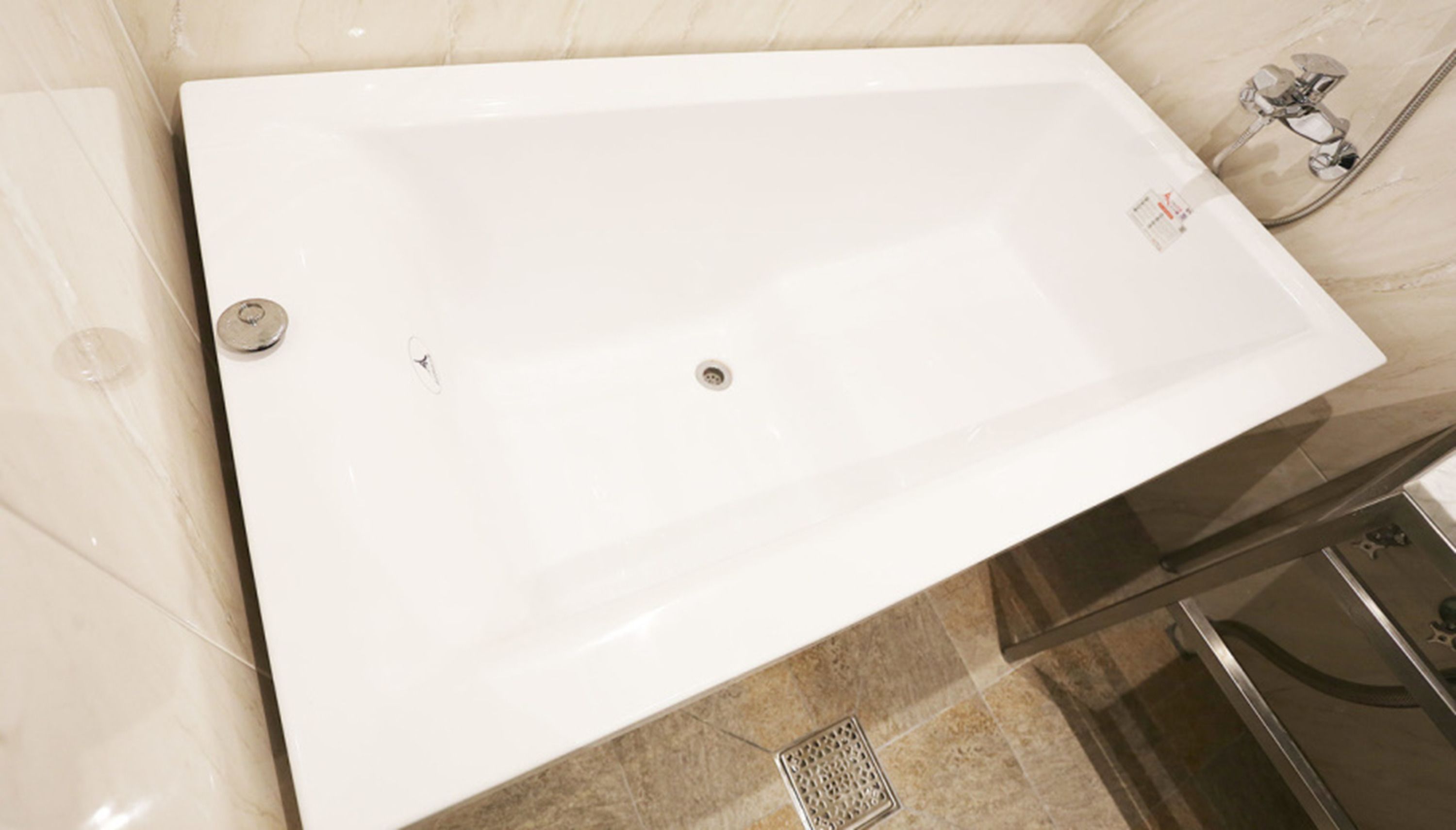 deep-soaking bathtub