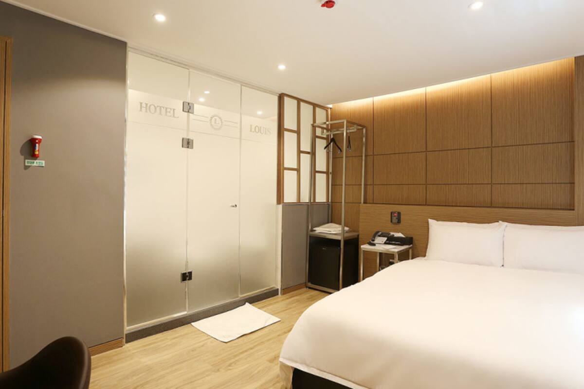 standard room, bathtub (netflix, disney+, watcha, laftel available) | premium bedding, in-room safe, soundproofing, free wifi