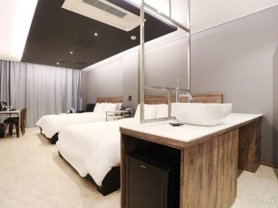 Royal Room (Netflix, Disney+, Watcha, Laftel Available) | Bathroom sink