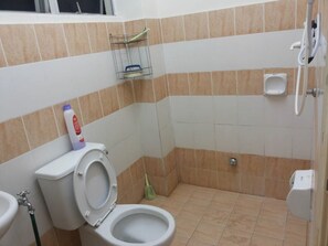 A bathroom with a toilet, bidet, and hand dryer. - Jeffrey Homestay Ipoh J at Lost World Of Tambun (Ipoh)