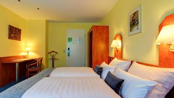 Habitación triple (private bathroom) | Escritorio, sistema de insonorización, wifi gratis y ropa de cama