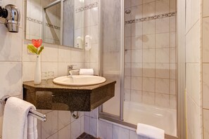 Kahden hengen huone | Kylpyhuone | Suihku, ilmaiset hygieniatuotteet, hiustenkuivaaja, pyyhkeet