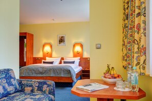 Chambre triple (private bathroom) | Bureau, système d’insonorisation, accès au Wi-Fi (inclus)