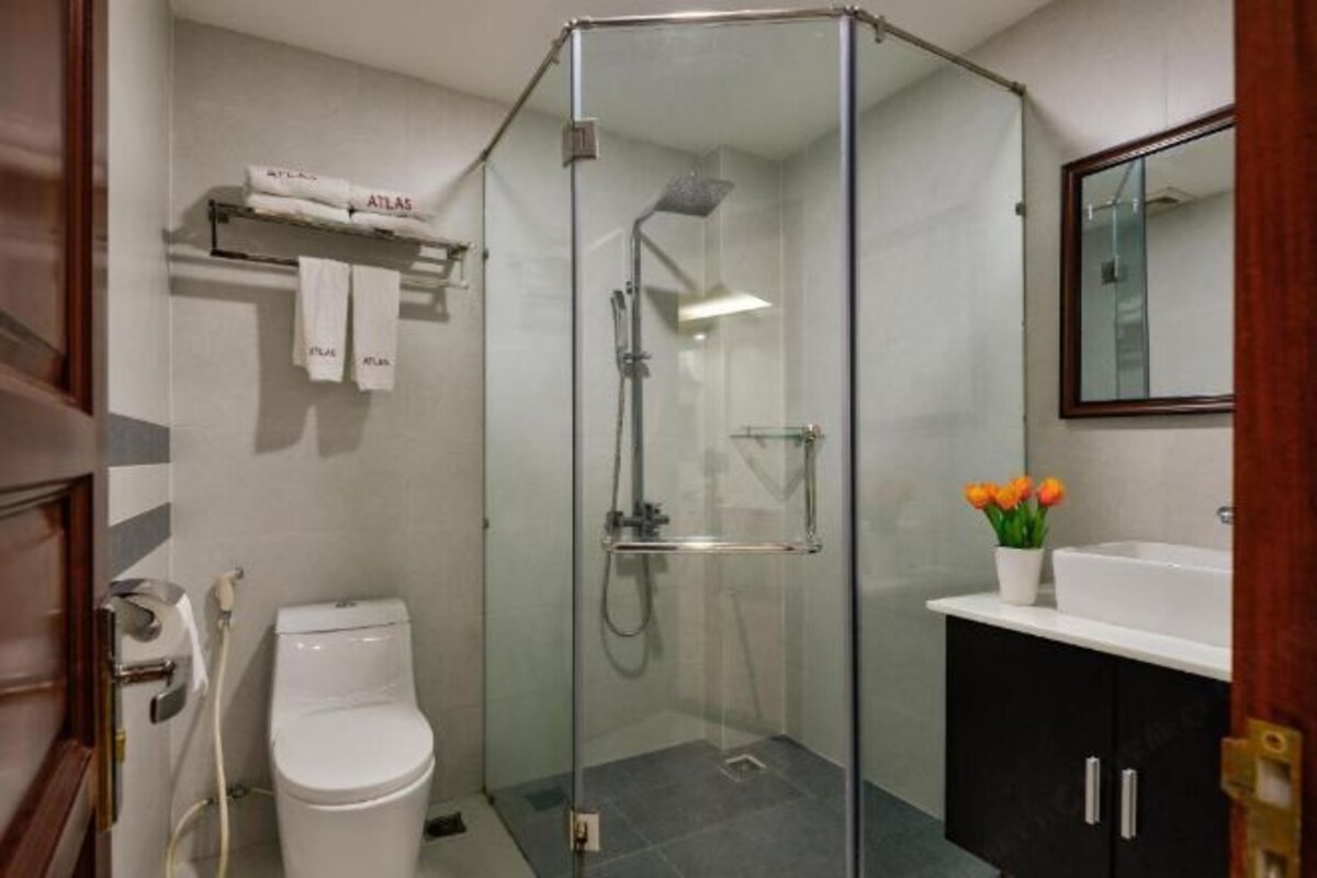 Bathroom | Free toiletries, hair dryer, slippers, towels