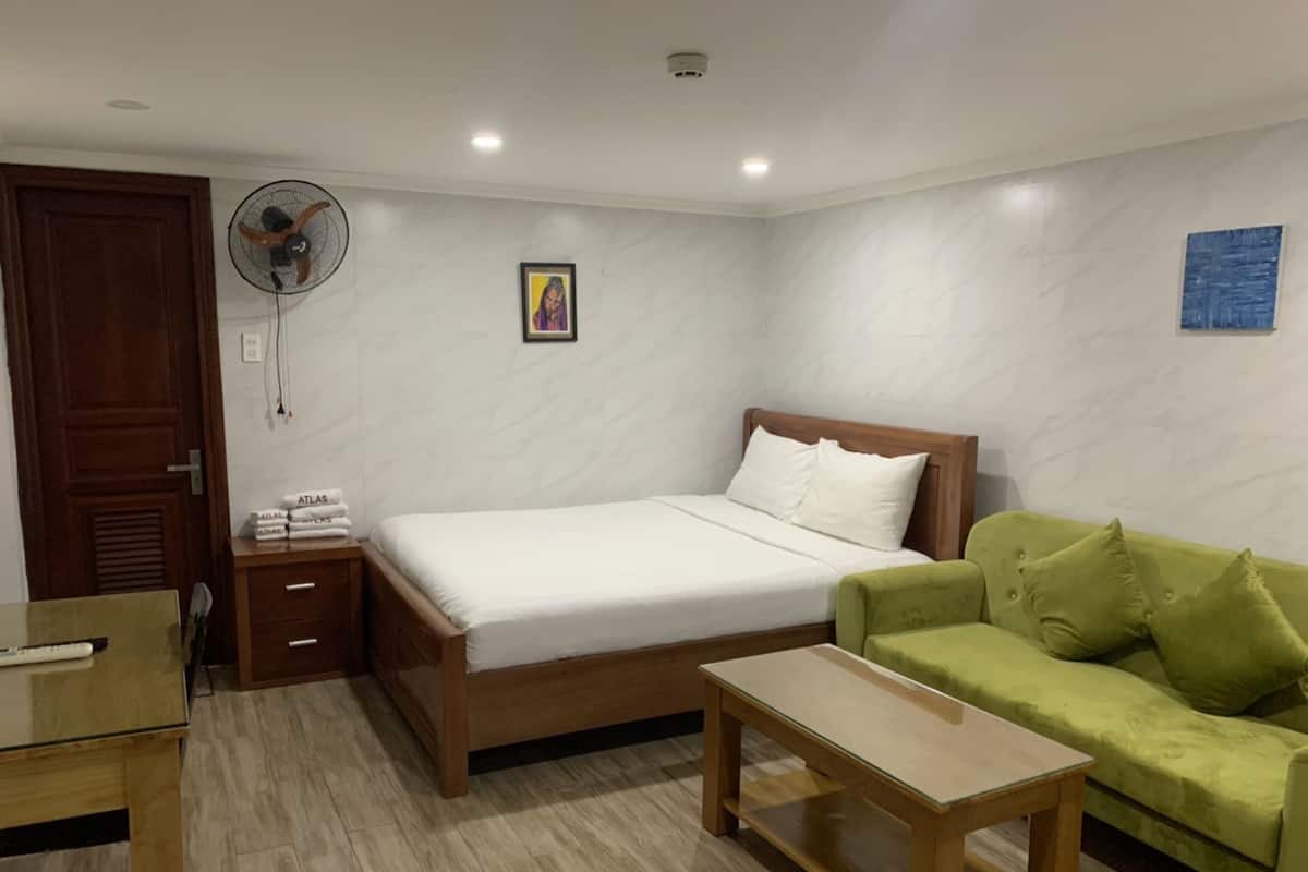 Room, 1 Queen Bed (Spacious, Basement) | Premium bedding, minibar, in-room safe, individually decorated