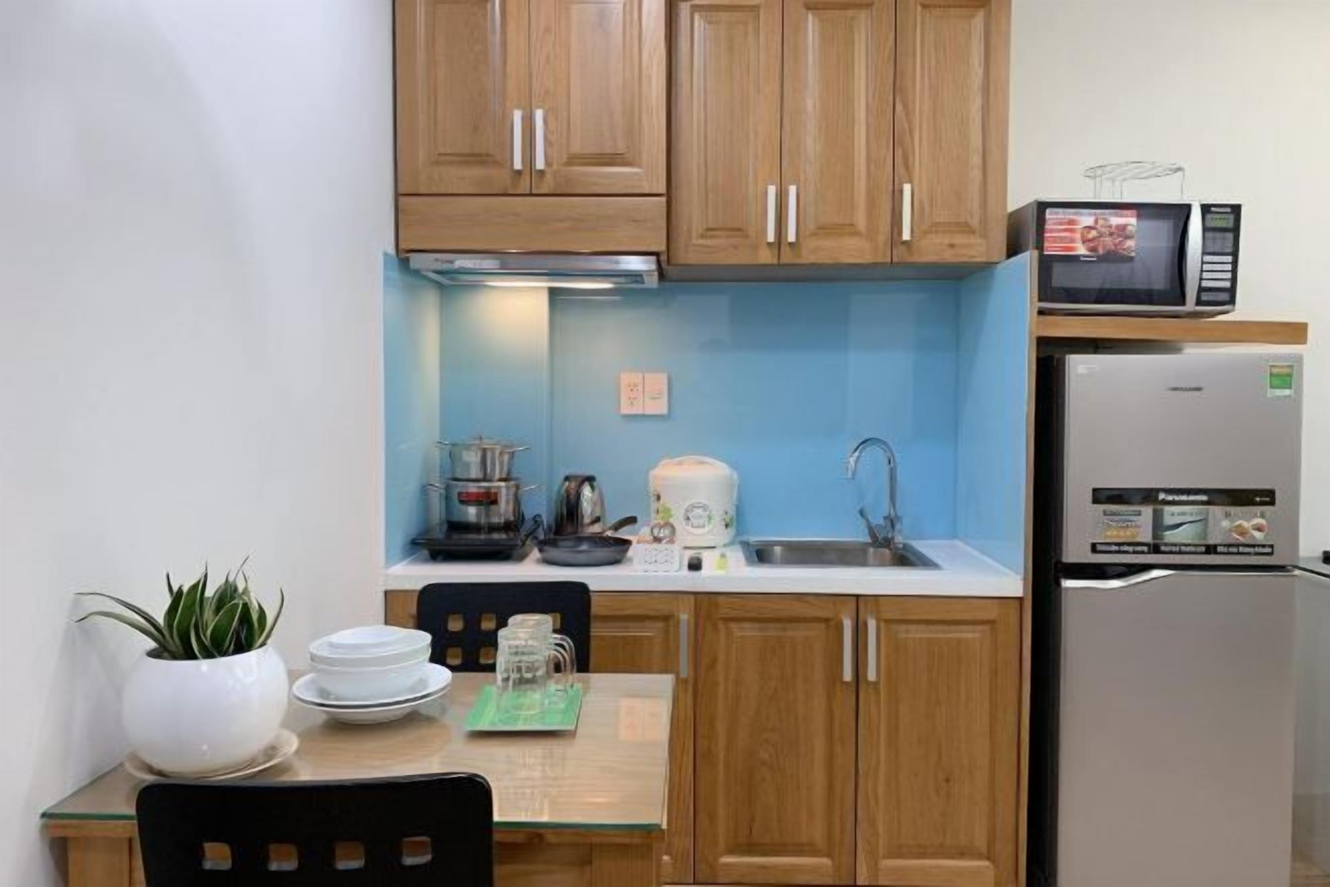 Private kitchen | Full-size fridge, microwave, stovetop, coffee/tea maker