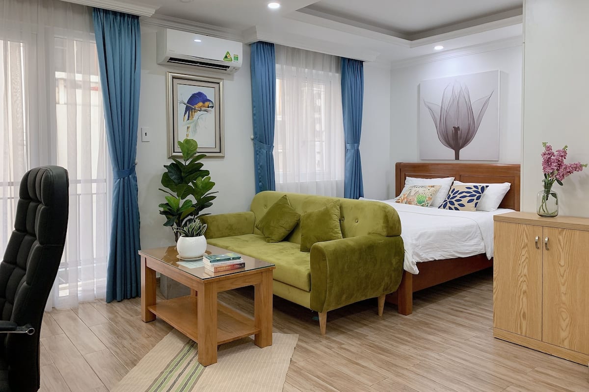 Deluxe Studio | Premium bedding, minibar, in-room safe, individually decorated