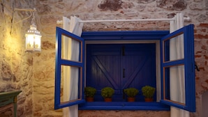 A room with a blue window, white curtains, and a white lantern. - Cunda Mavi Otel - Adults Only (Ayvalik)