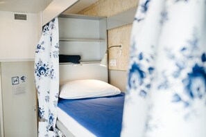 高級寢具、房內夾萬、遮光窗簾/窗簾、熨斗/熨衫板