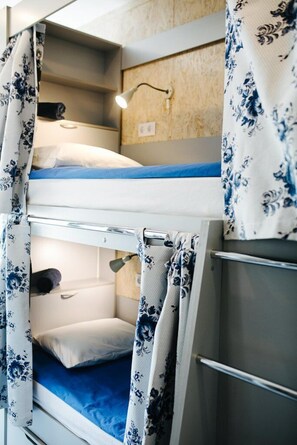 Ropa de cama de alta calidad y caja de seguridad en la habitación 