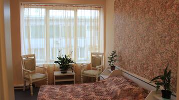 Familie tweepersoonskamer, 1 tweepersoonsbed, uitzicht op de binnenplaats | Luxe beddengoed, een kluis op de kamer, verduisterende gordijnen