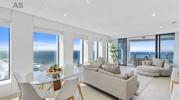 Luksusleilighet, 3 soverom, 2 bad, havutsikt | Oppholdsområde | En 55-tommers Flatskjerm-TV med digitale kanaler samt TV og Netflix