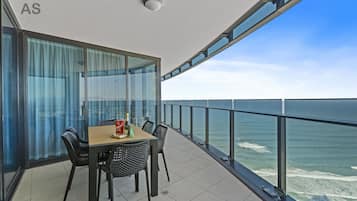 Departamento panorámico, 3 habitaciones, vista al océano | Vista del balcón