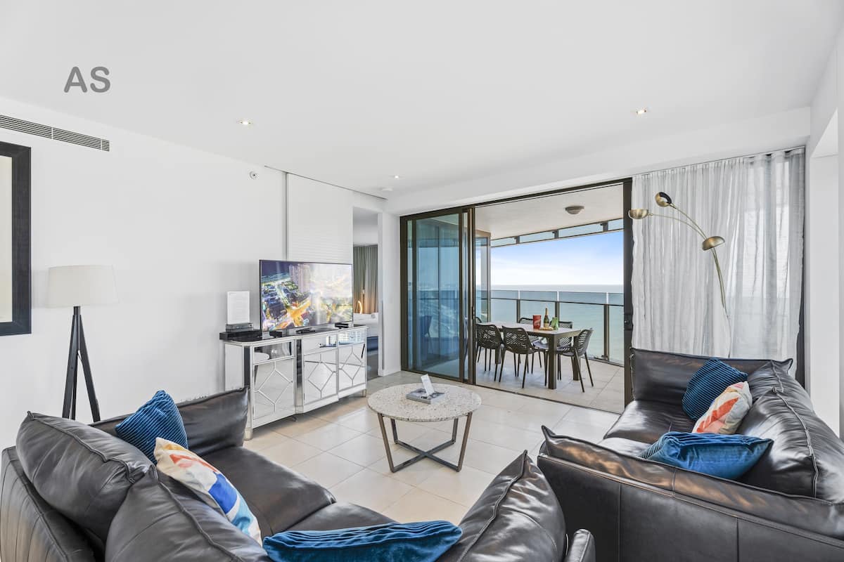 Lvl 43 Luxurious Apt, 3 Bedrooms, Accessible, Ocean View | Living area