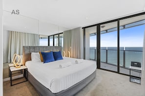 Lvl 43 Luxurious Apt, 3 Bedrooms, Accessible, Ocean View