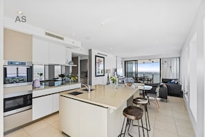 Appartement Panoramique, 3 chambres, vue océan | Cuisine privée | Grand réfrigérateur, micro-ondes, four, plaque de cuisson