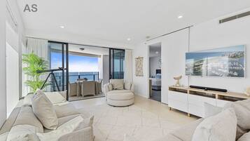 Departamento de lujo, 3 habitaciones, 2 baños, vista al océano | Área de sala de estar | Televisión de pantalla plana, Netflix y servicios de streaming