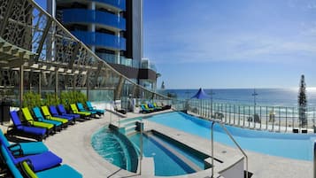 Alberca techada y alberca al aire libre