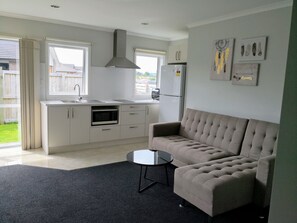 Living area - Comfy & Modern Guest House (Rotorua)