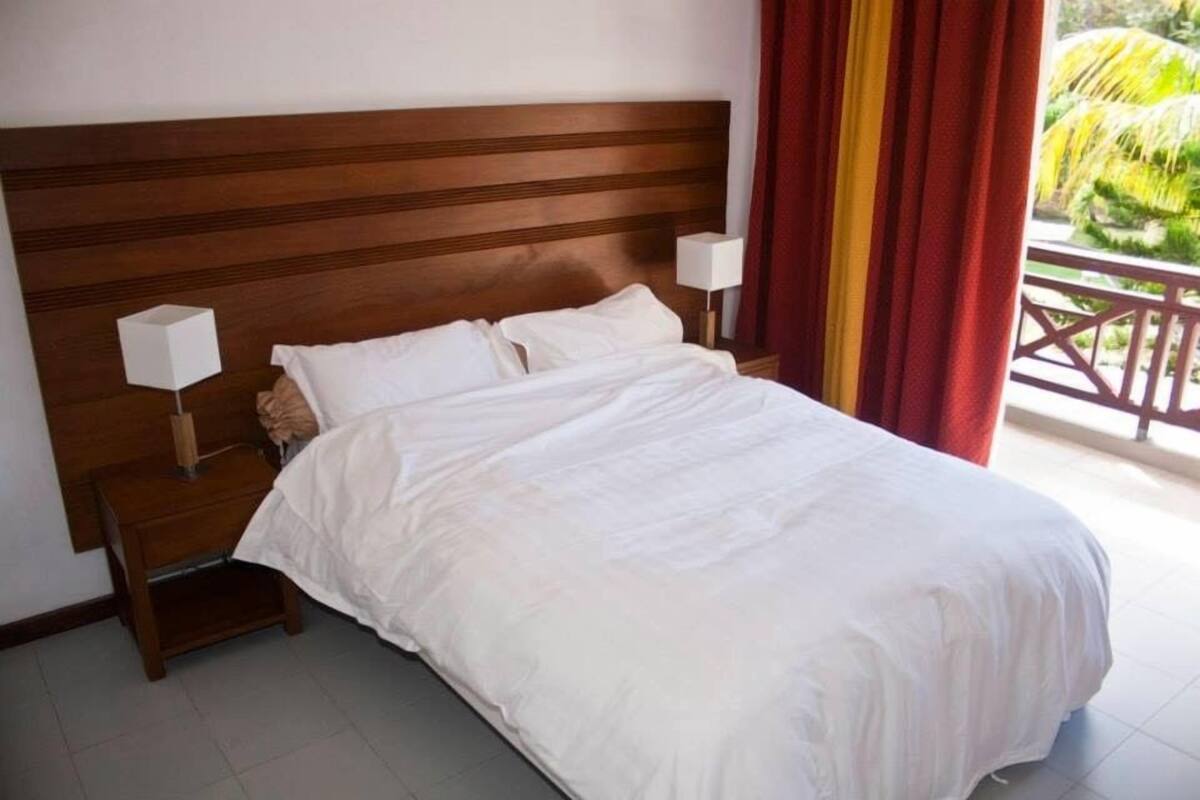 Klassiek appartement, 3 slaapkamers | Een kluis op de kamer, een strijkplank/strijkijzer, beddengoed