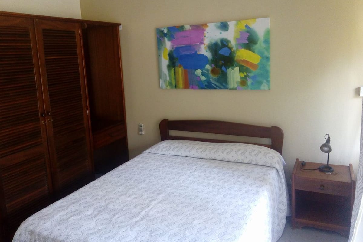 Klassiek appartement, 3 slaapkamers | Een kluis op de kamer, een strijkplank/strijkijzer, beddengoed