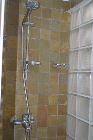 Classic Apartment, 3 Bedrooms | Bathroom | Shower, towels - Kenville (Cap Malheureux)