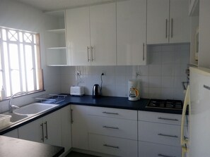 Departamento, 2 habitaciones | Cocina privada | Refrigerador con congelador, microondas, horno y parrilla de estufa 