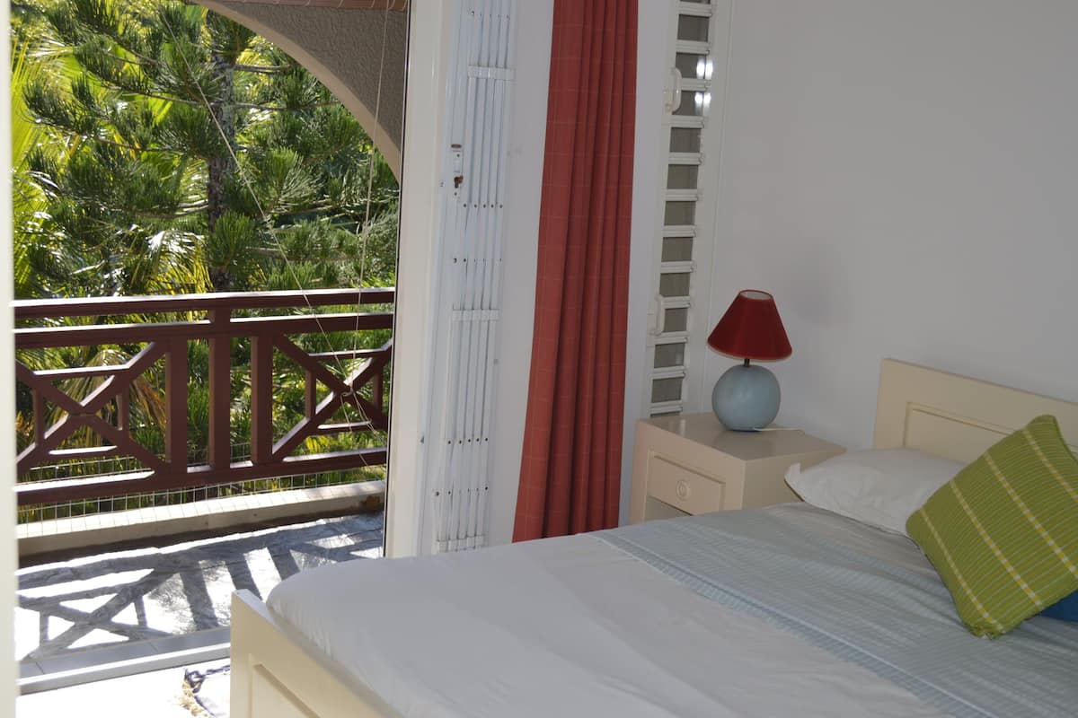 Een kluis op de kamer, een strijkplank/strijkijzer, beddengoed