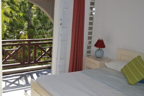 In-room safe, iron/ironing board, bed sheets - Kenville (Cap Malheureux)