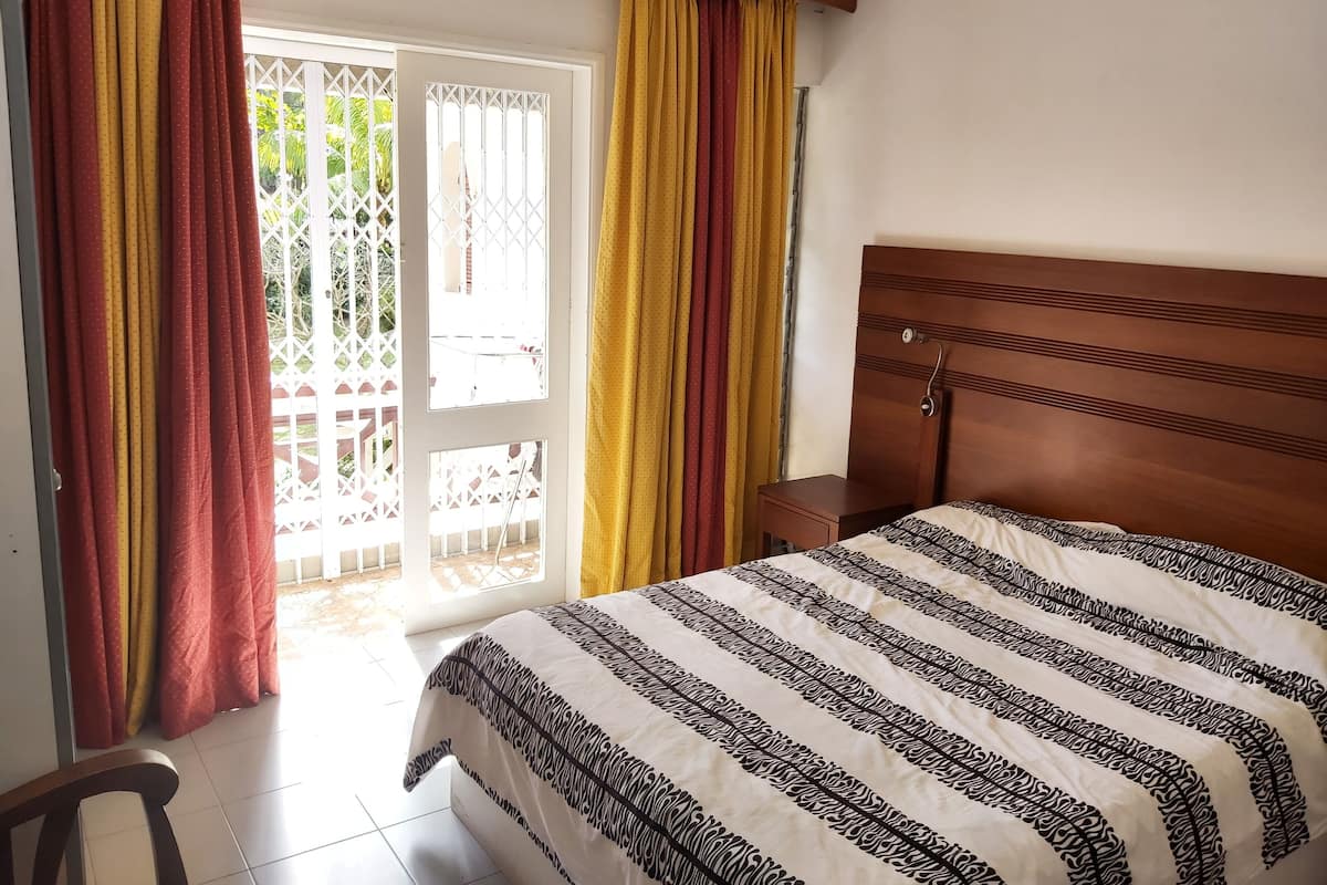 Klassiek appartement, 3 slaapkamers | Een kluis op de kamer, een strijkplank/strijkijzer, beddengoed