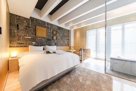 Suite | 1 bedroom, in-room safe, individually decorated, individually furnished