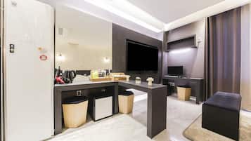 Family Room | In-room safe, individually decorated, individually furnished, desk