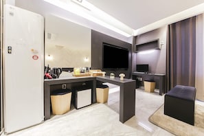 Family Room | In-room safe, individually decorated, individually furnished, desk - HOTEL OSCAR (Daegu)