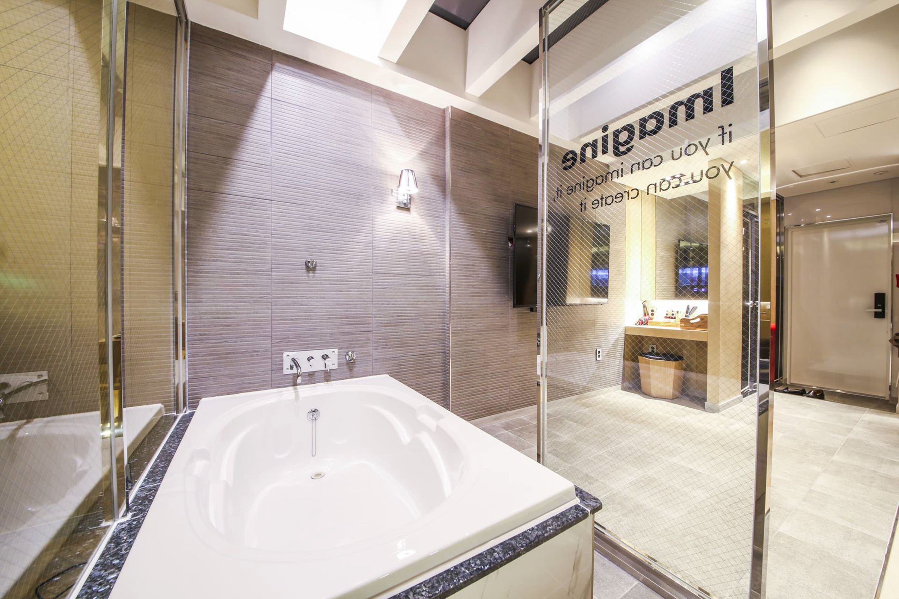 suite (karaoke) | deep-soaking bathtub