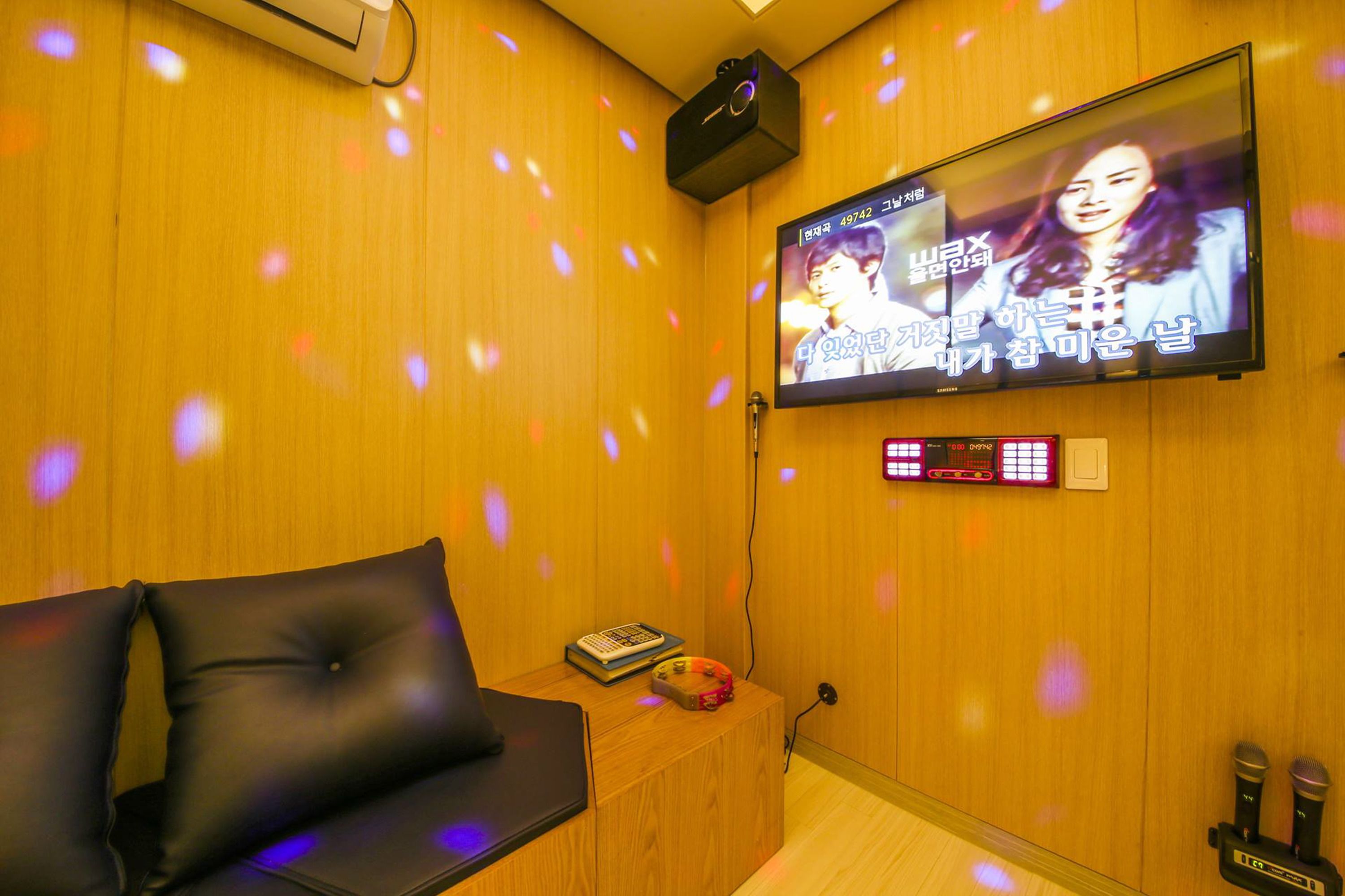 suite (karaoke) | in-room safe, individually decorated, individually furnished, desk