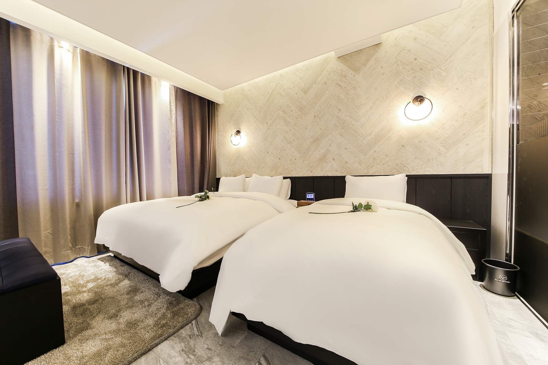 family room | in-room safe, individually decorated, individually furnished, desk