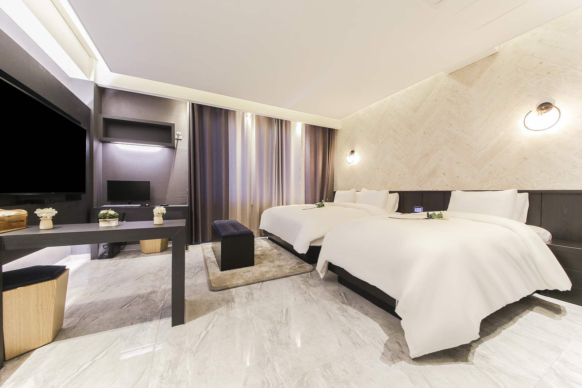 family room | in-room safe, individually decorated, individually furnished, desk